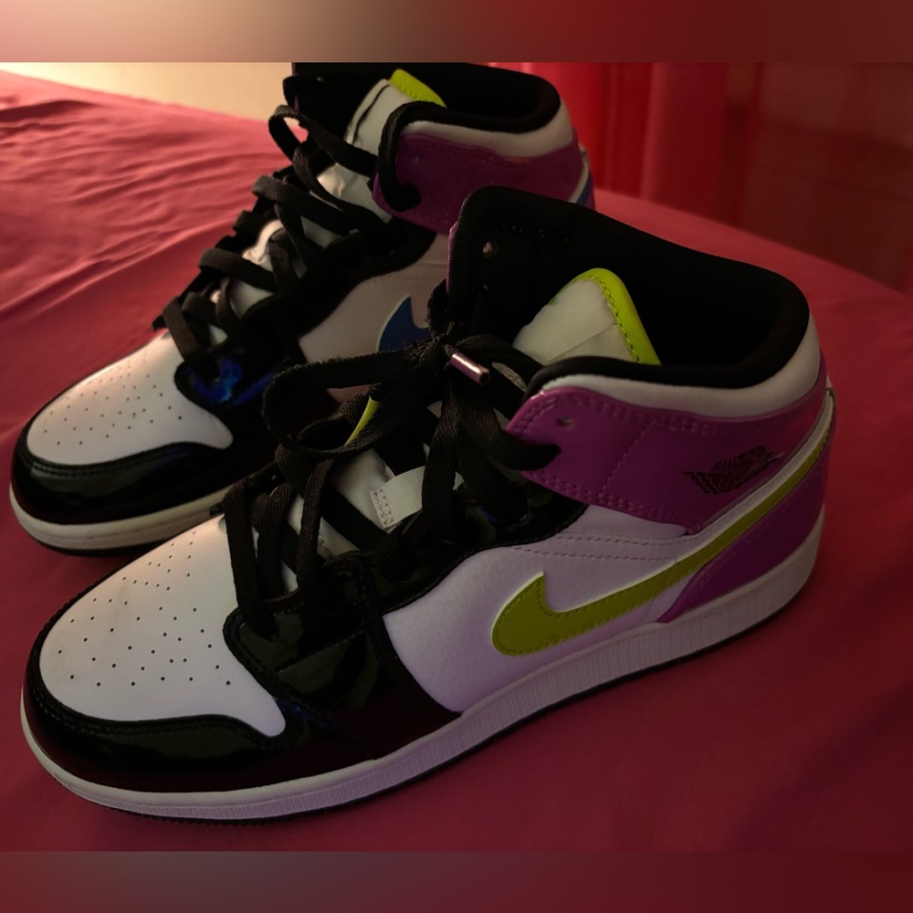 AIR JORDAN 1 MID SE WHITE/CYBER-ACTIVE FUCHSIA